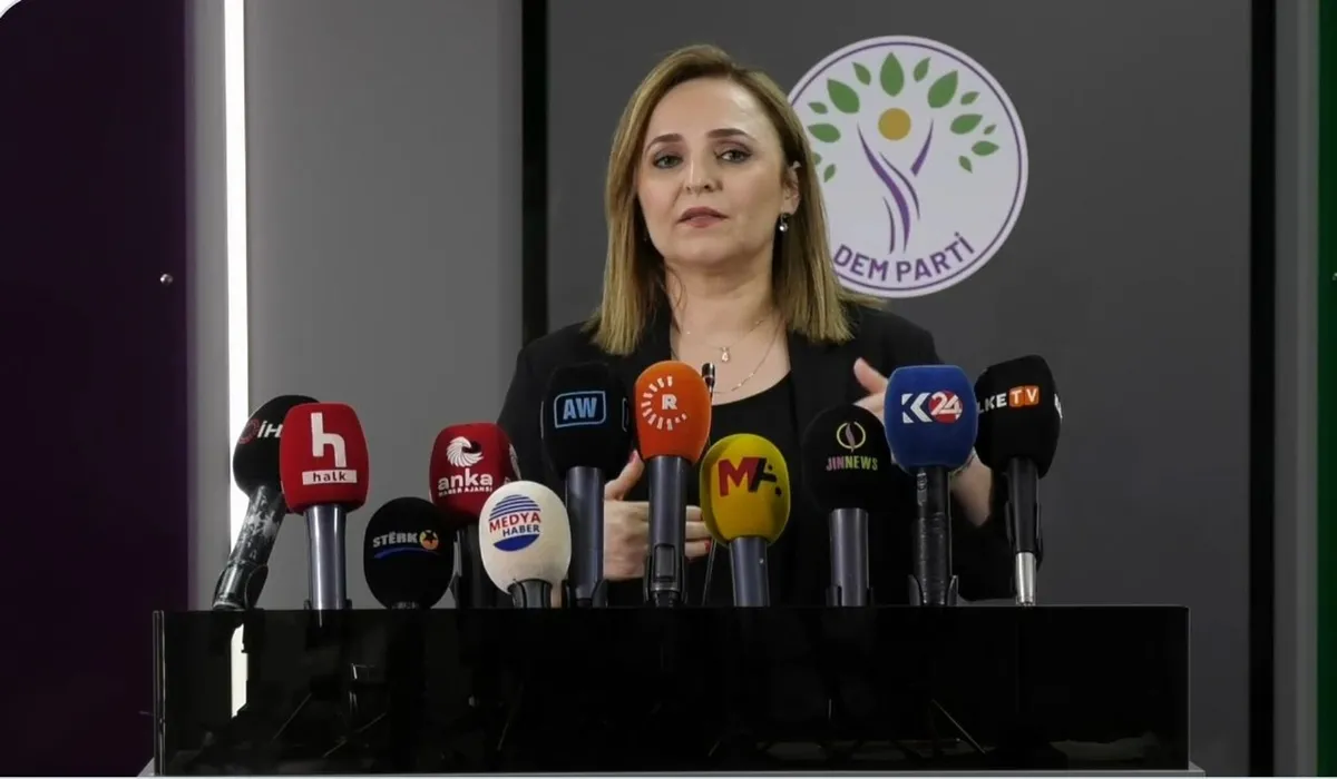 dem-parti-yeniden-yapilanma-surecine-giriyor-1786630699332.jpeg Takvim aylar önce duyurmuştu! İmralı istedi DEM Parti kongreye gidiyor: Hem yapılanma hem isim değişikliği-2