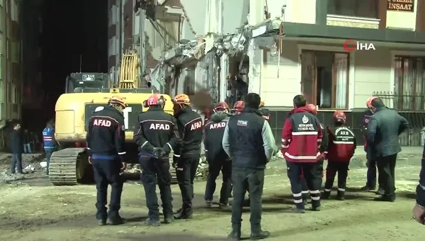 Bahçelievler’de yıkılan binanın çevresi güvenlik çemberine alındı