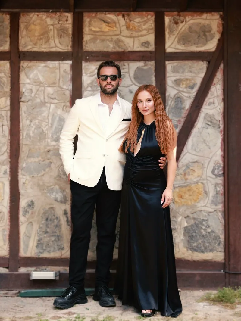 basak-gumulcinelioglu-ve-cagri-citanak-anne-baba-oldu-minik-bebekleriyle-ilk-kare-geldi-1762331538196.jpg Kaynak: Sosyal medya