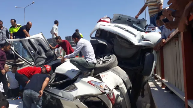 Freni boÅalan kamyon, 4 araca çarpıp yan yattı: 5 yaralı