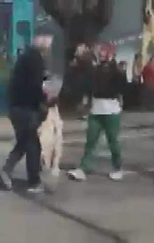 Kıyafetlerini fırlattı caddeyi birbirine kattı! İstanbul'un göbeğinde şaşkına çeviren olay