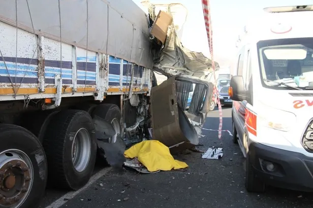 Elazığ’da düğün yolunda katliam gibi kaza: 3 ölü ve çok sayıda yaralı var-4
