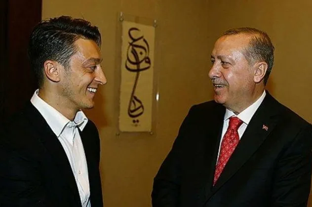 Almanlar Mesut Özil’e hakarete devam ediyor