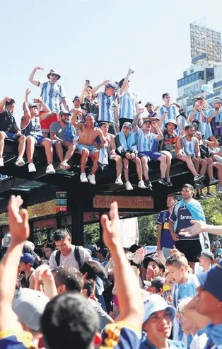 Dünya kupası şampiyonu arjantin zaferini halkıyla kutladı! Takım uçağını 100 bin kişi takip etti,  2 gün resmi tatil ilan edildi