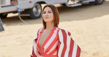 Sibel Can saks mavisi elbisesiyle sosyal medya gündeminde! Kaç yaşındasın ama hala porselen bebek gibisin