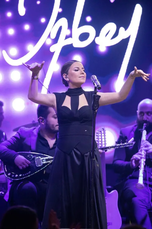 kar-istanbula-unlulerin-renkli-pozlari-sosyal-medyaya-dustu-burak-ozcivit-ve-fahriye-evcenden-damga-fotografla-1642966257513.jpeg Kar İstanbul'a ünlülerin renkli pozları sosyal medyaya düştü! Burak Özçivit ve Fahriye Evcen'den damga vuran fotoğraflar-12