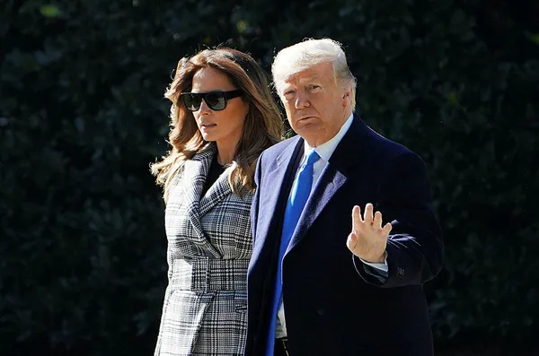 donald-trump-ve-melania-trump-beyaz-saraydan-ayrildiktan-sonra-ilk-kez-birlikte-goruntulendi-1613731357327.jpg