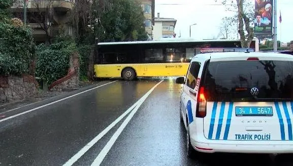 besiktasta-iett-otobusu-kaza-yapti-ekipler-olayi-yerinde-olu-ve-yarali-var-mi-son-durum-ne-1704208423000.jpeg
