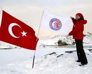 Türk bayrağını Antarktika’da dalgalandırdı