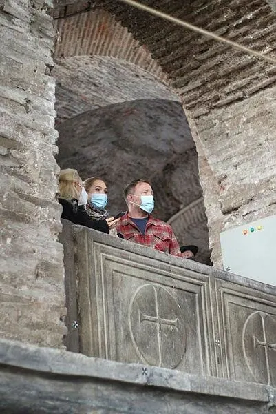 dunyaca-unlu-yonetmen-guy-ritchie-ayasofya-camii-ve-topkapi-sarayini-gezdi-1614527326369.jpeg