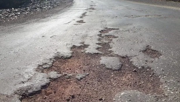 87 milyonluk vurgunun görüntüleri kamerada! Vatandaş Mansur Yavaş'a kızgın: Kış günü asfalt mı dökülür?