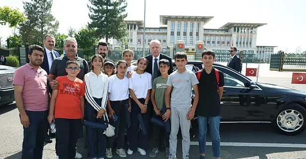 Onları görünce aracını durdurdu... Başkan Erdoğan, Adıyamanlı çocuklarla hatıra fotoğrafı çektirdi