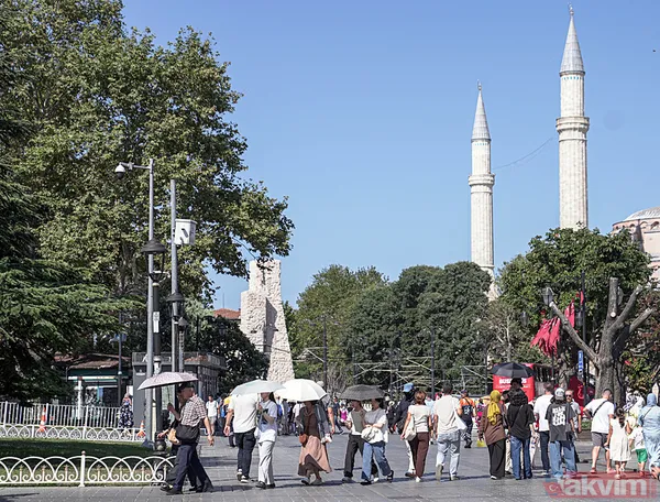 İstanbul'da sıcaklık 31 dereceyi gördü: Kimi şemsiyesine sığındı kimi gömleğine... - 5