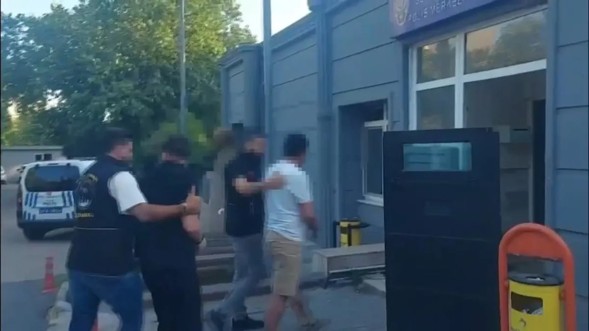 beylikduzu-metrobusunde-yan-bakma-kavgasi-olumle-bitti-supheliler-gozaltina-alindi-1780912332637.jpg Beylikdüzü metrobüsünde “yan bakma” kavgası ölümle bitti: Şüpheliler gözaltına alındı-4