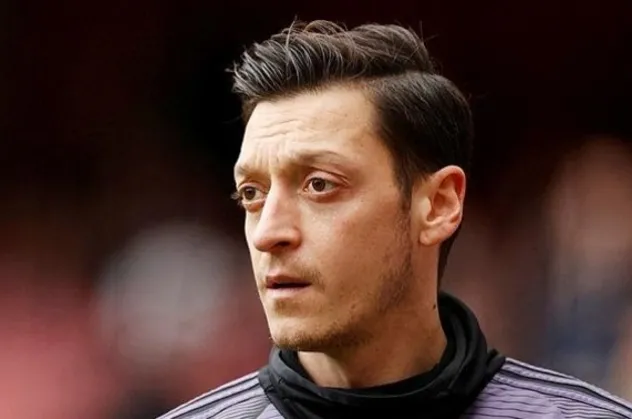 Arsenal forması giyen Mesut Özil SMA hastası Metehan Fidan'ın ailesiyle buluştu