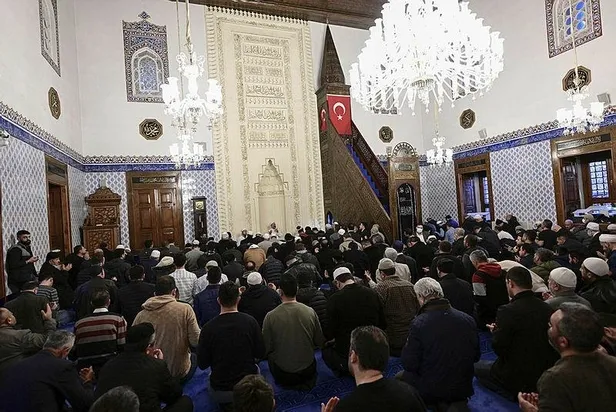 diyanet-isleri-baskani-ali-erbas-sabah-namazinda-depremzedelerle-bulustu-1677827607150.jpeg Diyanet İşleri Başkanı Ali Erbaş sabah namazında depremzedelerle buluştu-3