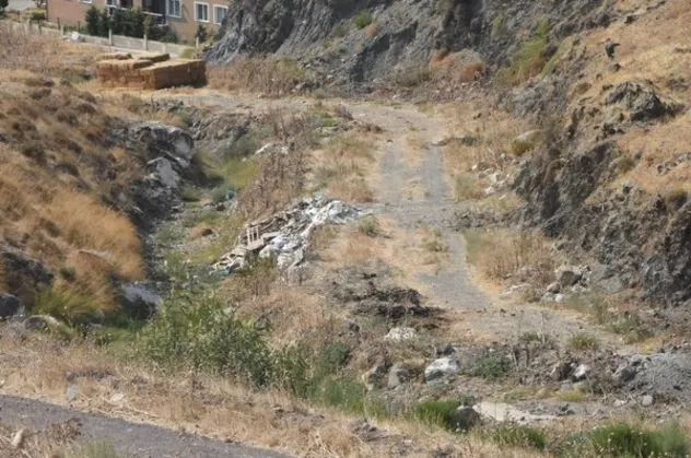 İzmir Çiğli'de çöp tepkisi: Yollar sokaklar çöp kokuyor