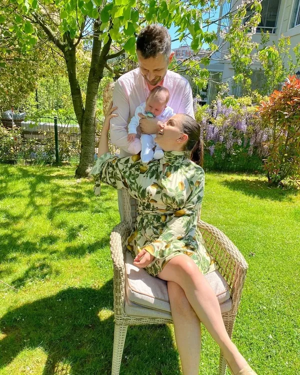 cicegi-burnunda-anne-merve-ozbey-ve-ailesinden-bir-ilk-3-aylik-bebegiyle-paylasim-yapti-begeni-rekoru-kirdi-1622757740073.jpg Çiçeği burnunda anne Merve Özbey ve ailesinden bir ilk! 3 aylık bebeğiyle paylaşım yaptı beğeni rekoru kırdı-7