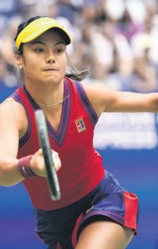 İngiliz tenisçi Emma Raducanu serveti raketledi