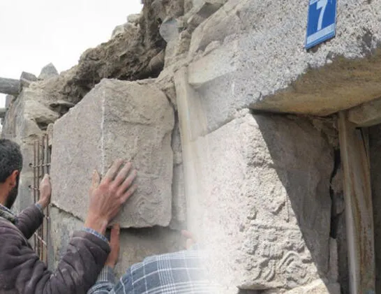 3 bin 300 yıllık yazıtı kapı basamağı olarak kullanılmış!