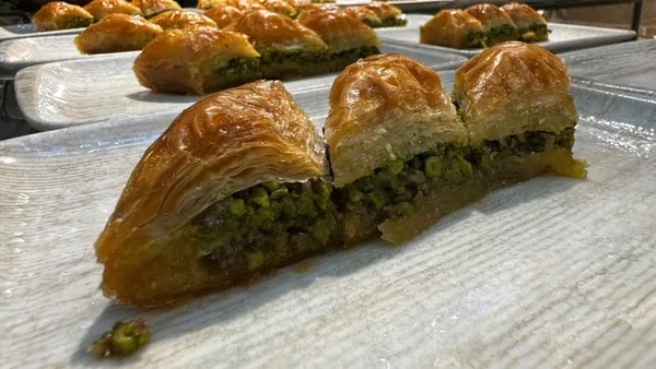 1687502859438.jpg Bayram öncesi baklava ustalarından uyarı geldi! "Ucuz" diye alıp Antep fıstıklı yerine yer fıstıklı baklava yemeyin-8