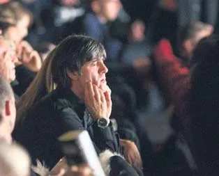 Joachim Löw, Arena’da Poldi’yi takip etti!