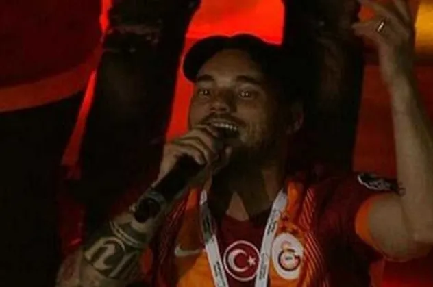 Galatasaray Teknik Direktörü olmayı kafasına koyan Wesley Sneijder'in kitabında 'Fener Ağlama' deayı