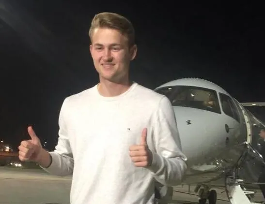 Yıldız oyuncunun uçağı indi