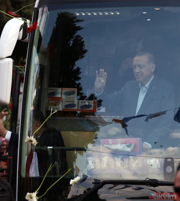 Türkiye Yüzyılı'nın şafağı söküyor! İzmir Gündoğdu Meydanı'nda tarihi kalabalık: Başkan Erdoğan için "Tayyip Baba" sloganları - 29