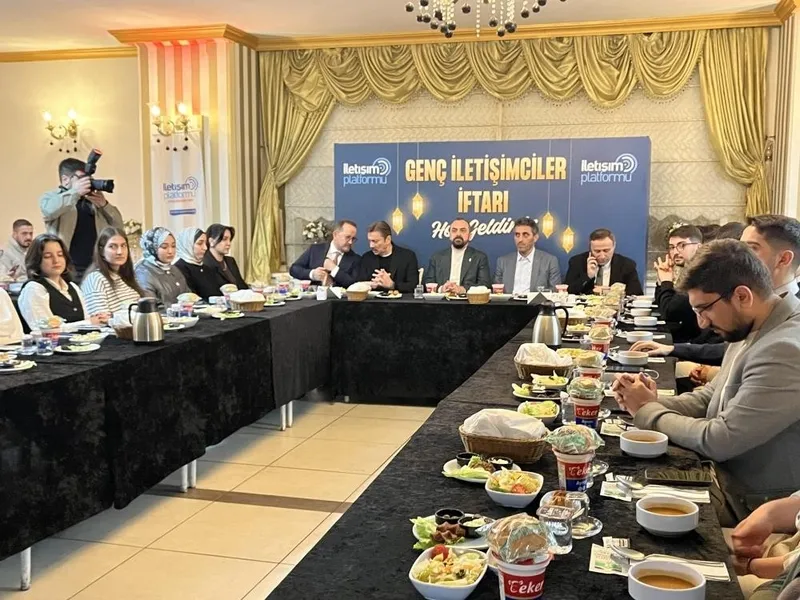 iletisim-fakultesi-ogrencileri-ak-partinin-duzenledigi-iftarda-bulustu-1773344903102.jpeg İletişim fakültesi öğrencileri AK Parti'nin düzenlediği iftarda buluştu-3