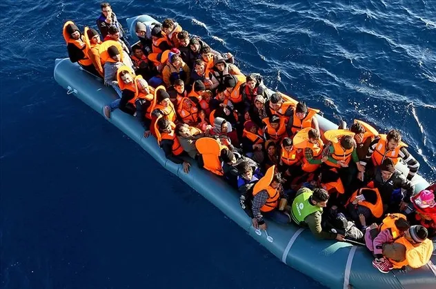 İzmir açıklarında 50 kaçak göçmen yakalandı