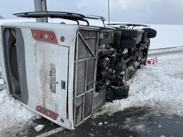 istanbul-havalimanina-guvenlik-personelini-tasiyan-servis-minibusu-devrildi-yaralilar-var-1643116006550.jpg İstanbul Havalimanı'na güvenlik personelini taşıyan servis minibüsü devrildi: Yaralılar var-5