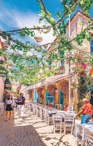 Alaçatı'daki fahiş fiyat bu sefer cepleri yakmadı dondurdu! Birçok beach'teki dondurma fiyatı şoke etti