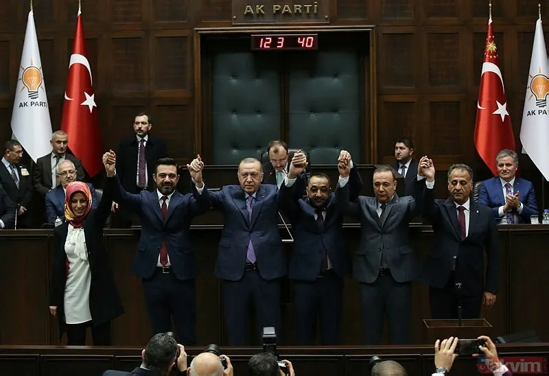 Başkan Erdoğan AK Parti'ye katılan 5 belediye başkanına rozetlerini taktı!