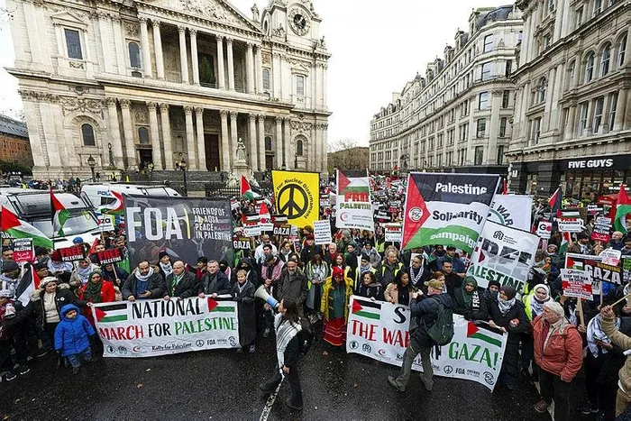 londrada-filistin-icin-insan-seli-ateskes-oylamasina-veto-veren-abd-ve-cekimser-oy-kullanan-ingiltereye-tepki-1702142179145.jpeg Londra'da Filistin için insan seli! ABD ve İngiltere'ye BMGK tepkisi: Sizden utanç duyuyoruz-6