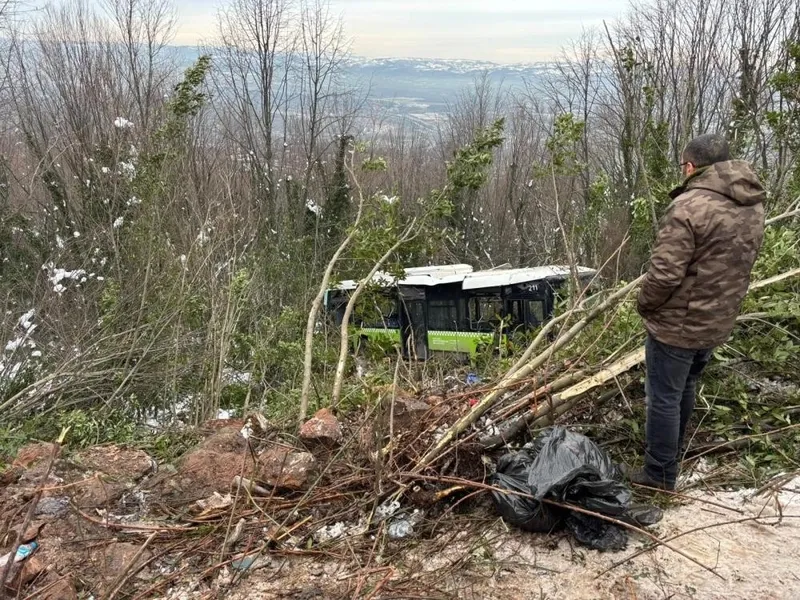 kocaelide-yolcu-otobusu-sarampole-yuvarlandi-1769001375902.jpeg Kocaeli'de yolcu otobüsü şarampole yuvarlandı-1