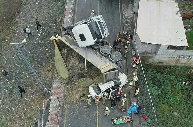 İstanbul'da hafriyat kamyonu dehşet saçtı! Otomobilin üzerine devrildi yol kapatıldı