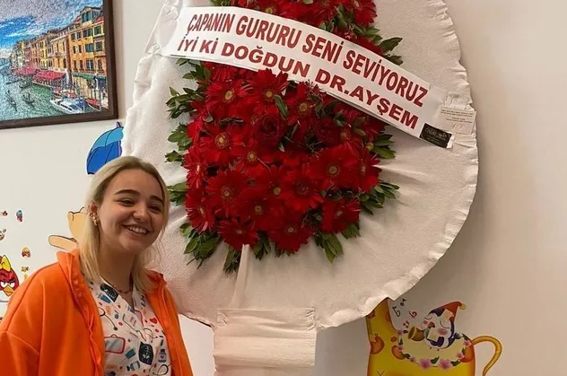Sahte doktorun oyununu astsubay sevgilisi bozmuş! Yalanların bini bir para: Doğum gününde kendine 'Çapa' yazılı çelenk yaptırmış