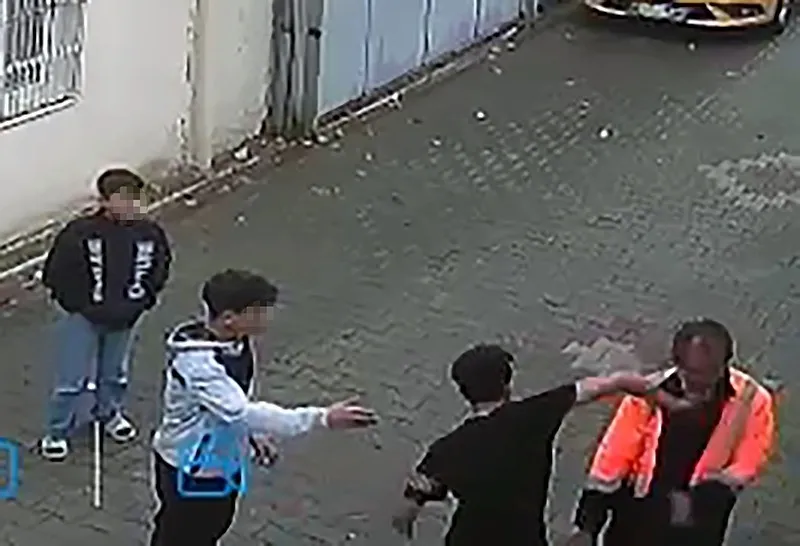 adanada-evsiz-adami-darbeden-cocuklar-yakalandi-ev-hapsi-karari-1777989458739.jpeg Adana'da evsiz adamı darbeden çocuklar yakalandı: Ev hapsi kararı!-3