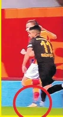 Fatih Terim 5 dakikalık uzatmaya isyan etti! "Bırakın da oynayalım"-8