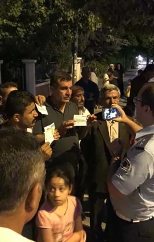 Yolcular skandalı bildirdi polis affetmedi