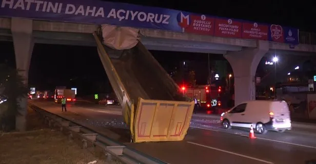 Tırın damperi üst geçide takıldı!
