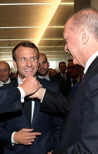 Üç liderden NATO zirvesinde samimi sohbet