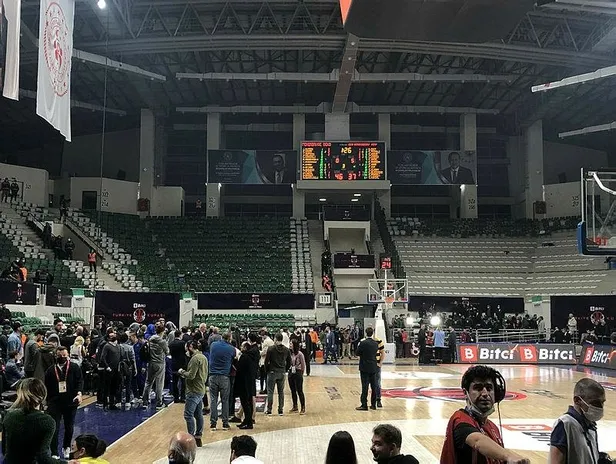 fenerbahce-beko-galatasaray-nef-derbisinde-olay-hakem-maca-ara-verdi-1645206423099.jpeg Fenerbahçe Beko - Galatasaray Nef derbisinde olay! Hakem maça ara verdi-2