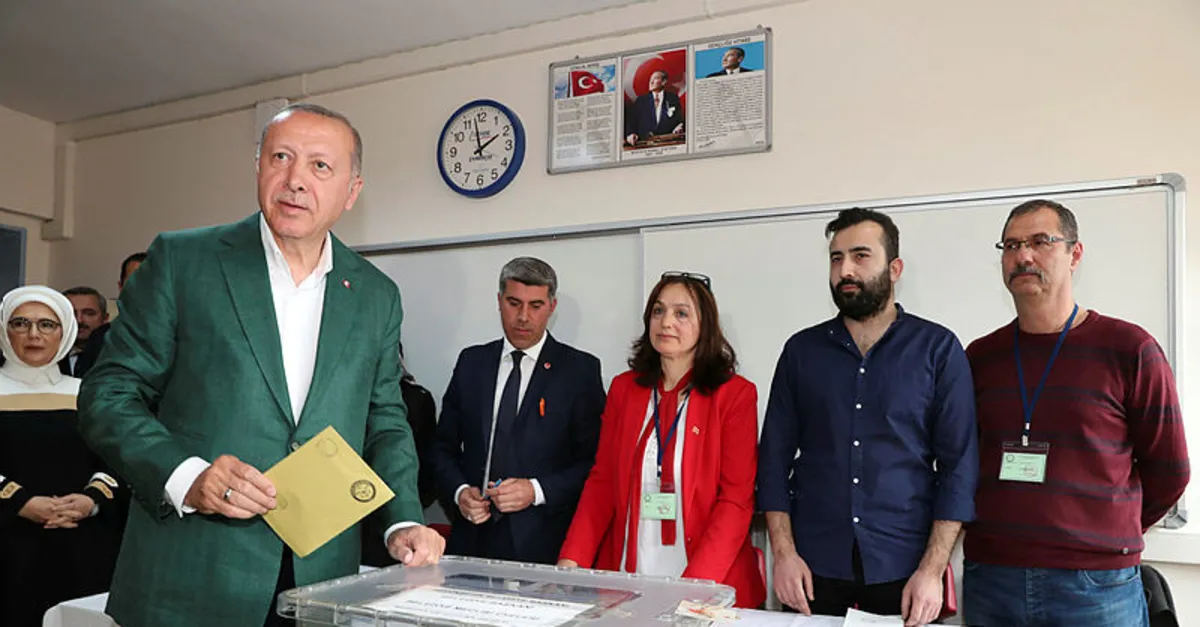 Adaylar ve parti liderleri oy 31 Mart Yerel Seçimleri için sandık başında!