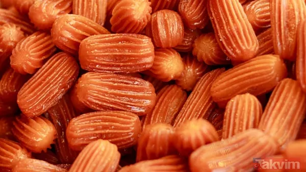 Tulumba Tatlısı Nasıl Yapılır? Öncelikle Şerbeti Hazırlamak İçin Su Ve Tereyağını Bir Tencereye Alın, Kaynamaya Bırakın. Kaynadıktan Sonra Unu Ekleyin Ve Kısık...