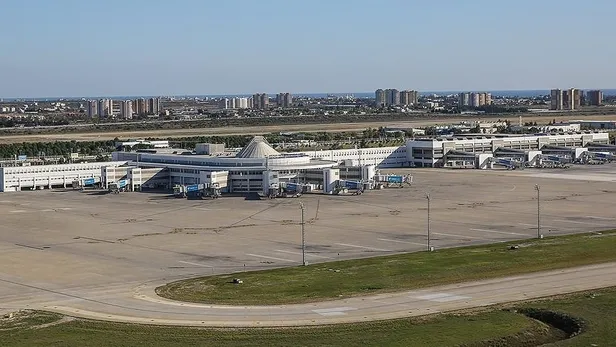 Antalya Havalimanı bayramın ilk günü 1034 uçak trafiğiyle rekor tazeledi-4