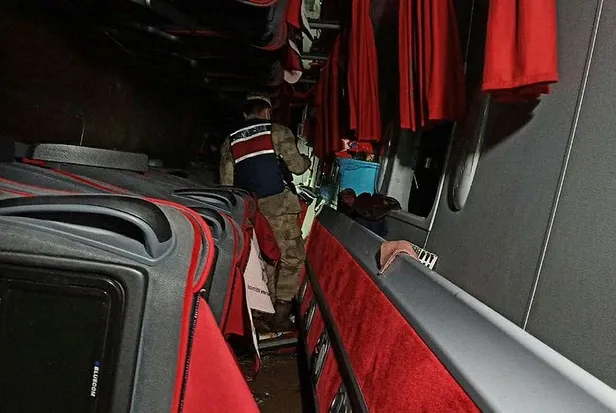 son-dakika-sivasta-yolcu-otobusu-devrildi-cok-sayida-yarali-var-1617307556090.jpeg Son dakika: Sivas'ta yolcu otobüsü devrildi! Çok sayıda yaralı var...-4