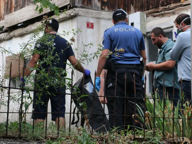 Bolu’da kötü kokuların geldiği evde yaşlı adamın cesedi bulundu-2