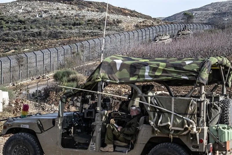İşgal altında tuttuğu Suriye toprağı Golan Tepeleri'ndeki birliklerine takviye yapan İsrail ordusu, bölgedeki hareketliliğini sürdürüyor. (AA)